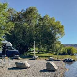 Gemütlicher DOC Stellplatz - DOC steht für Department of Conservation (nicht kommerziell - 10 $ pP)