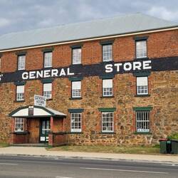 In dem Laden in der Ortsmitte gab es wirklich alles zu kaufen🛍