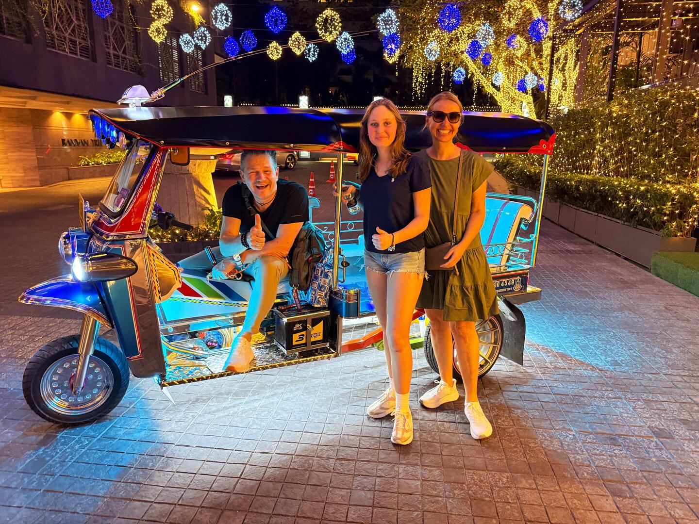 Nächtliche Fahrt durch Bangkok