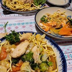 Notre repas du soir composé de nouilles frites, légumes et poulet ou boeuf 👌