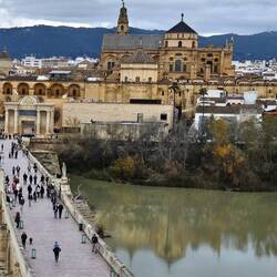View from opposite watchtower to Triumphal Arch and Mezquita with reflection in river