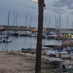 Mit Kanonenböller und Feuerwerk wird das einlaufende Schiff begrüßt.