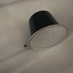 Grössenverhältnis Sandfly zu Nespressokapsel