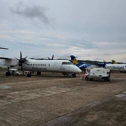 Zu Fuß zum Flugzeug Nr. 2.