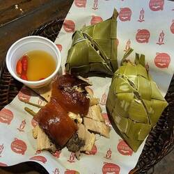 Und am Abend gibt es dann lecker Spanferkel (Nationalgericht in Cebu) mit Reis und Chili.