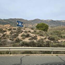 .... jetzt wird die Landchaft wüstenmäßig Siera Nevada