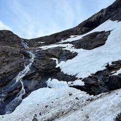 Het hele stuk door de sneeuw/het ijs