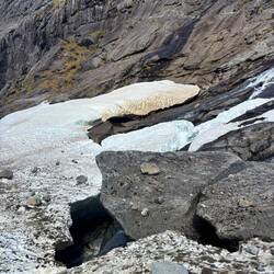 Hier dook het water onder het ijs