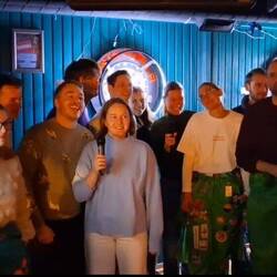 Karaoke in der Karaoke-Bar