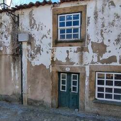 Auffallend kleine Türen