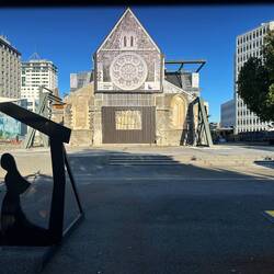 Die zerstörte Kirche. Der Turm, der teilweise noch Stand nach dem Beben wurde komplett abgebaut.