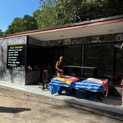 Unsere bescheidene Unterkunft. Hinten sind die Gästezimmer