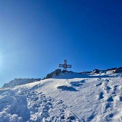 ..das Gipfelkreuz immer mal wieder schüchtern hervorlugt.