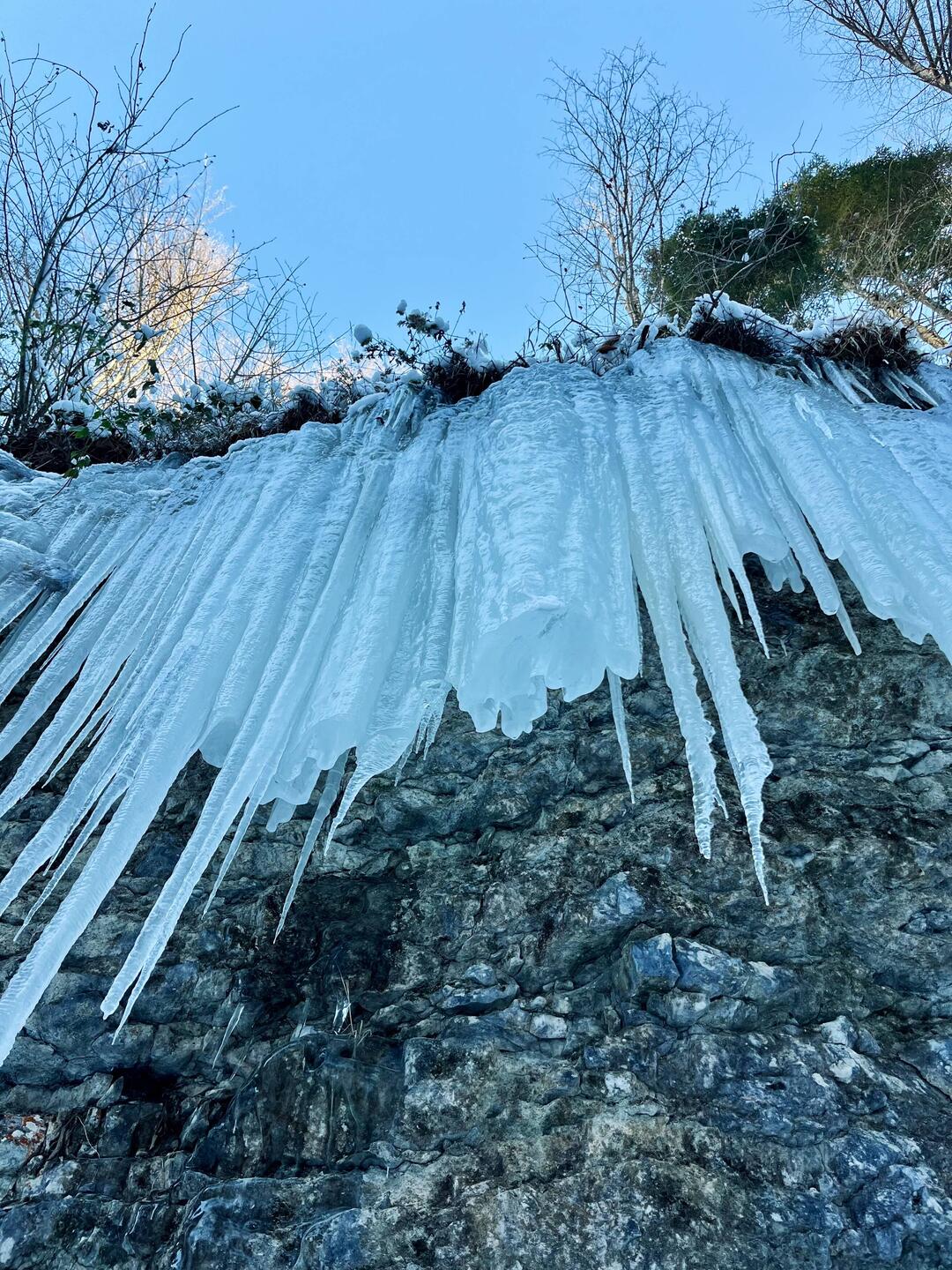 Nicht nur Eiseskälte, auch gewaltige Eiszapfen begleiten..