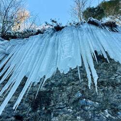 Nicht nur Eiseskälte, auch gewaltige Eiszapfen begleiten..