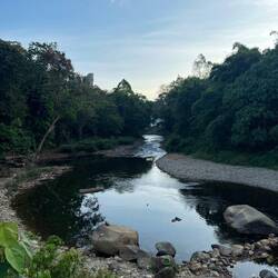 Der Sok River in der Abenddämmerung