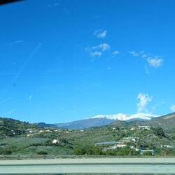 Im Hintergrund die Sierra Nevada schneebedeckt.