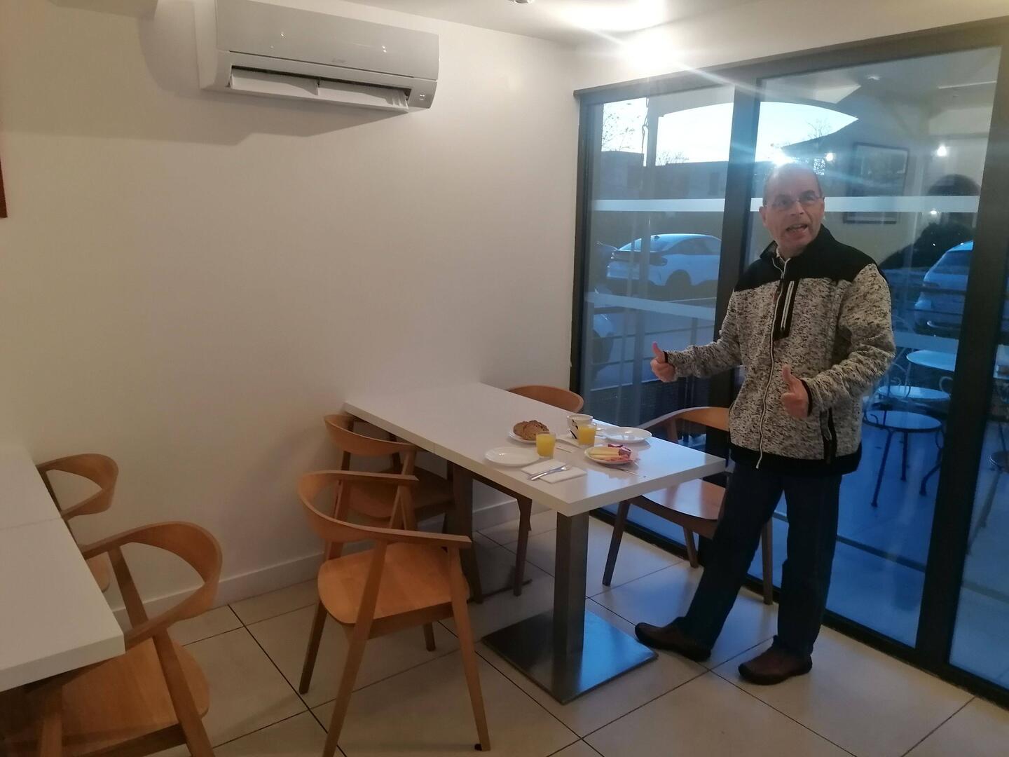 Karges Frühstück in Eiseskälte,die franz. Hotels haben Probleme mit der Heizung bei dieser Kälte