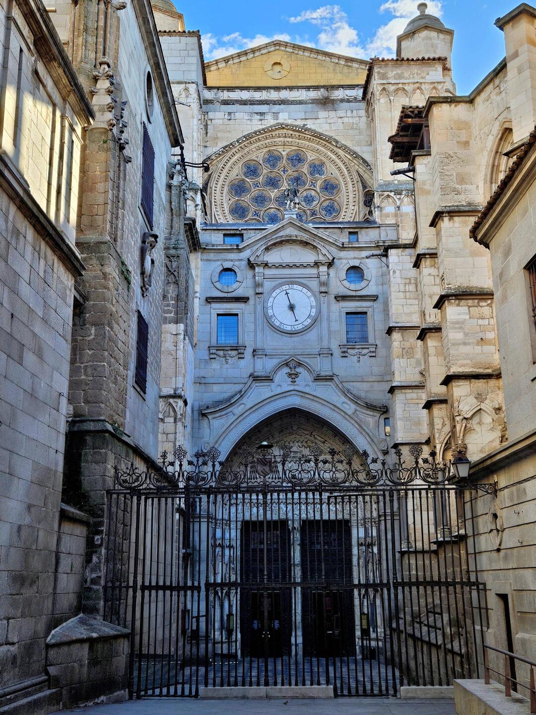 Side view of Toledo Cathedral from narrow street