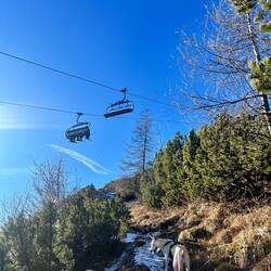 Wir erreichen das Plateau und somit auch das Skigebiet, das fleißig auf weißem Band befahren wird 🎿