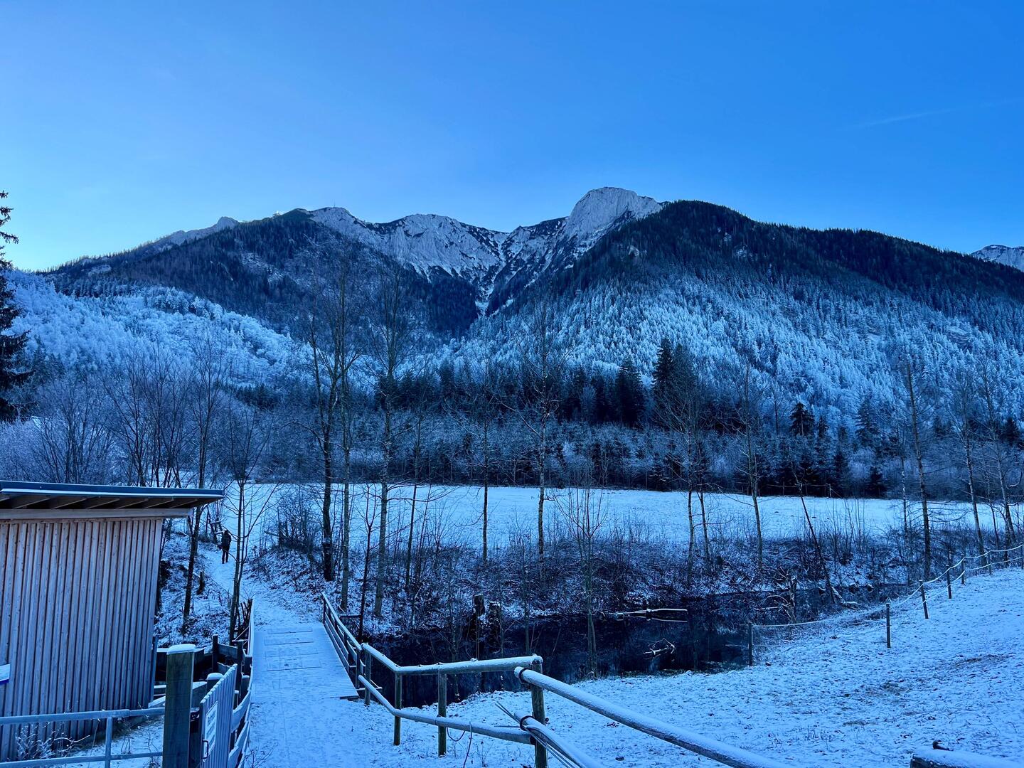 Darf ich vorstellen: Der wunderschön im Schatten gelegene Feuerkogel (links)..