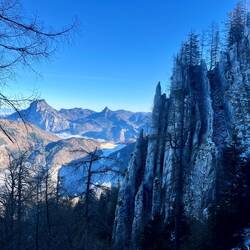 ..der Schnee, sodass wir bald auf trockenem Boden dahinmarschieren und..