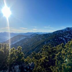 Auch der höchste Gipfel des Höllengebirges, der Große Höllkogel, lässt sich von hier gut bewundern.