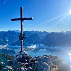 ..Gipfel des Vormauersteins, der über dem Wolfgangsee ragt.