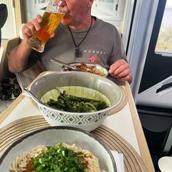 Lecker Gulasch-Saft auf Nudeln und frische Fisolen vom Markt 🍽️ Mahlzeit 😋