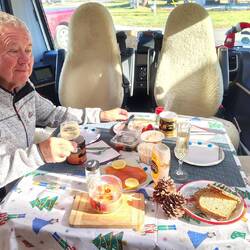 Neujahrsfrühstück. Man sieht an der Kleidung, daß es doch frisch ist