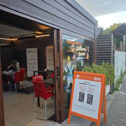 Willkommen in Deutschland im Café Berlin