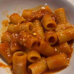 Spaghetti mit Pecorino-Sauce und Millerighi Amatriciana