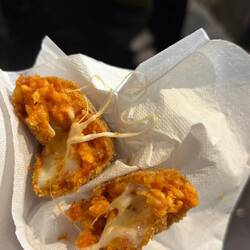 Das sind köstliche Suppli. Reisbällchen gefüllt mit Mozzarella und frittiert. Schmatzofatz gut.