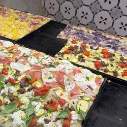 Herrliche Pizzastücke. Ich probierte Erdäpfel