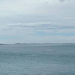 Dog Island avec le phare et Stewart Island à droire