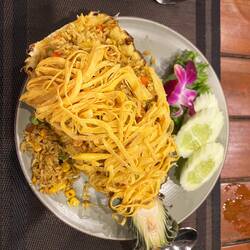 Ich habe Pad Tai gegessen, es war in einer Ananas angerichtet