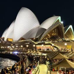 Opernhaus, bei Nacht