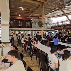 Natürlich darf beim Essen die Partymusik nicht fehlen.