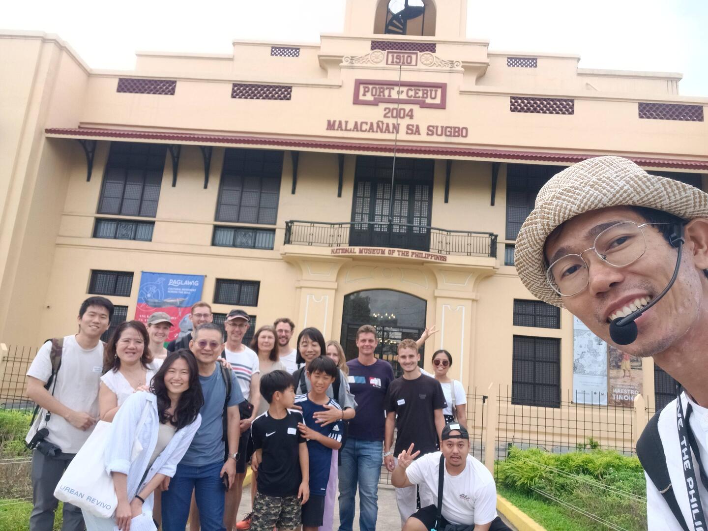 Beim Nationalmuseum geht es los.