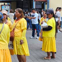 Sie verkaufen Kerzen und holen sie dann am Abend wieder raus aus dem Magellan's Kreuz.