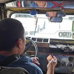 15 Pesos pro Fahrt. Bezahlt und gewechselt wird während dem Fahren.