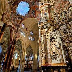 Transparente altar with oculus above