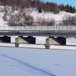 Das Eis ist fast bis vorn an der Mauer