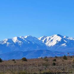 Die verschneiten Berge der Pyrenäen begleiten uns eine ganze Zeit