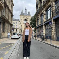 Reste der Stadtmauer im Hintergrund