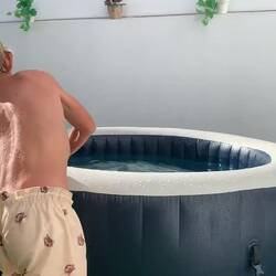 Airbnb mit 4 Schlafzimmern, 4 Bädern, Terrasse und kleinem Pool auf 3 Etagen