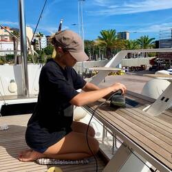 Gemma schleift das Teak ab