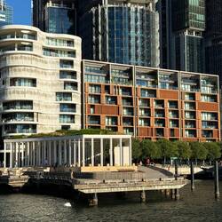 Gebäude vor den Towern an der Wasserfront
