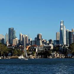 Villen auf einer Landzunge vor der Skyline von Sydney