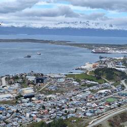 Blick auf Ushuaia, im Hintergrund Berge von Chile
